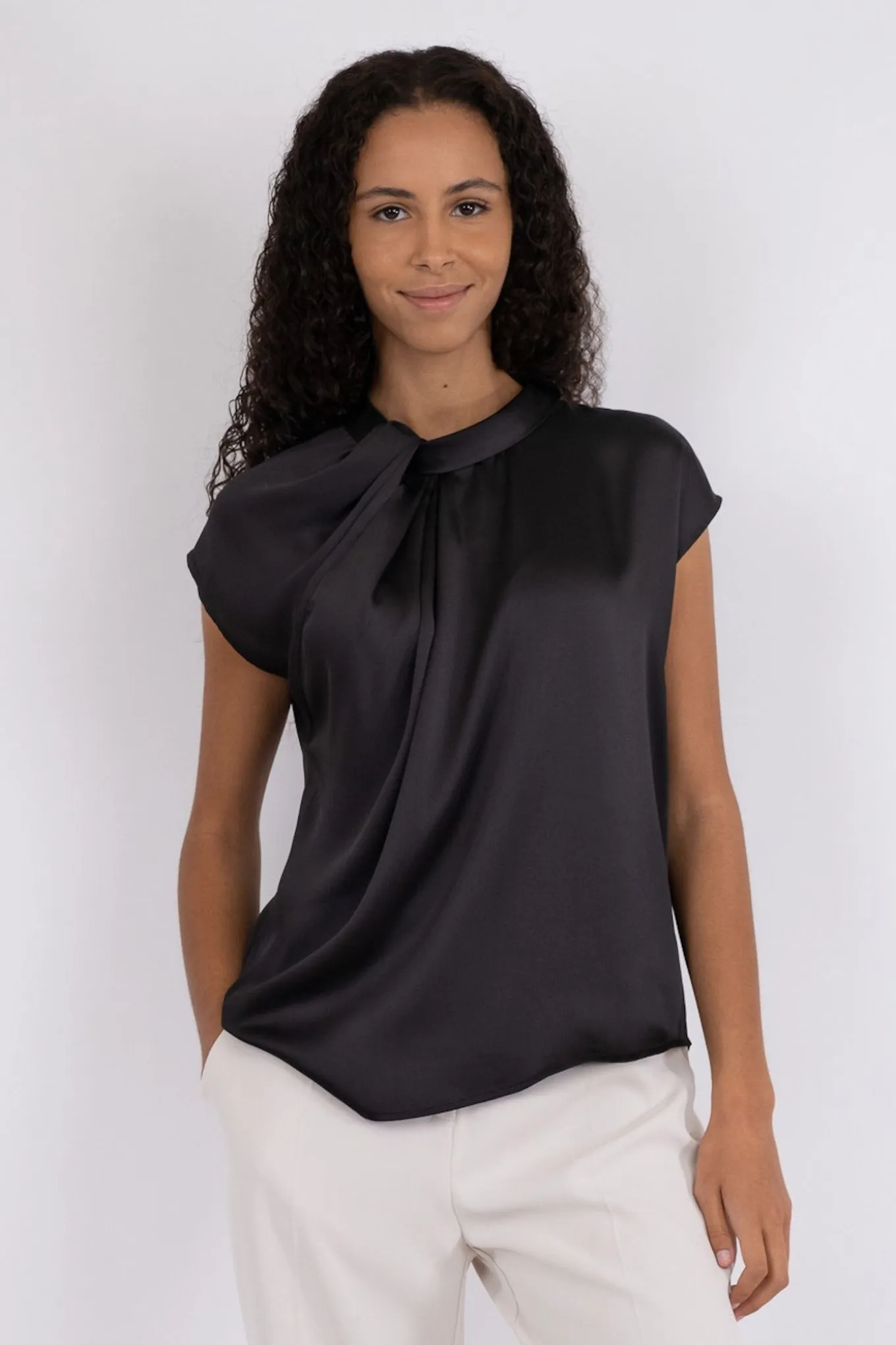 Fleur Drapy Satin Black 160990
